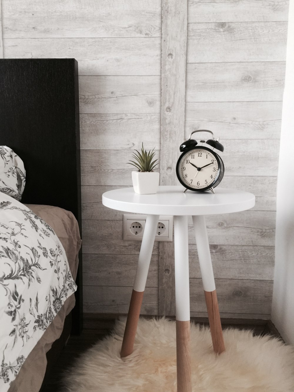 Kolorowy w sypialni w stylu scandi - www.dekoportal.pl styl scandi w sypialni, szary w sypialni, barwy do sypialni scandi