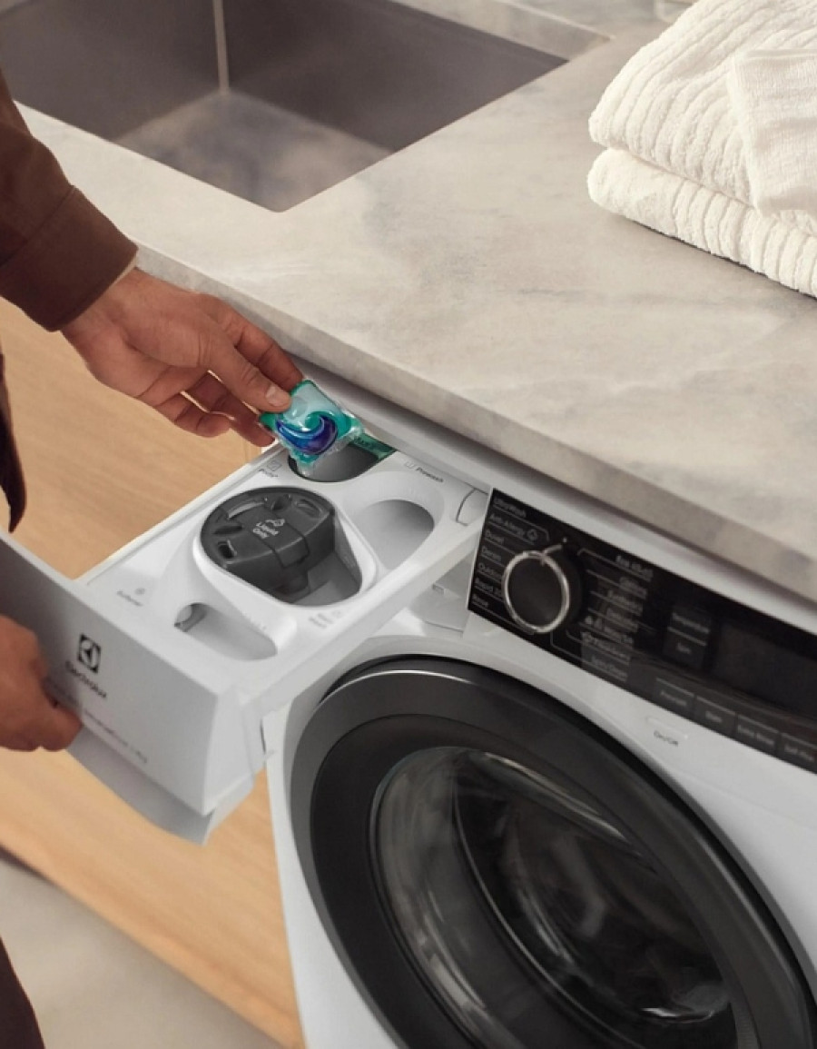 Odświeżone tkaniny i mniej zagnieceń. Poznaj program parowy SteamRefresh w pralce Electrolux