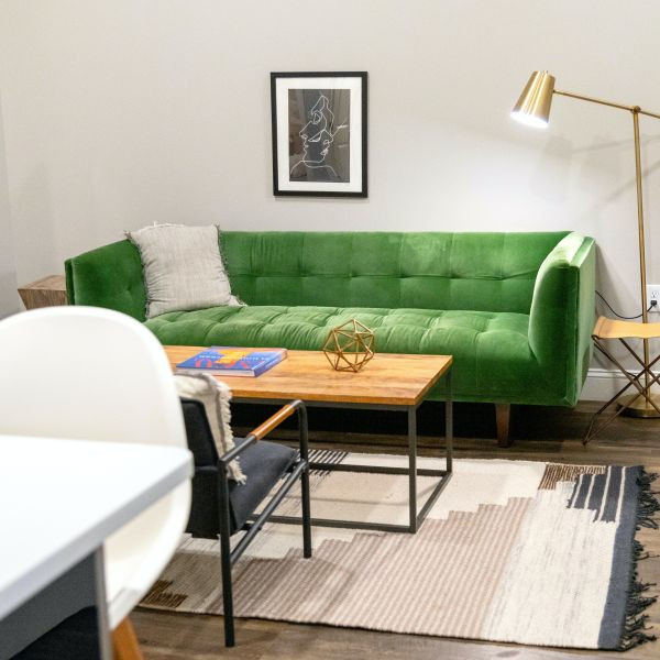 Salon z zieloną kanapą – zobacz najpiękniejsze aranżacje