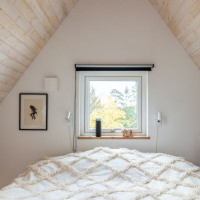 Romantyczna sypialnia na poddaszu – inspiracje na najpiękniejsze wnętrza!