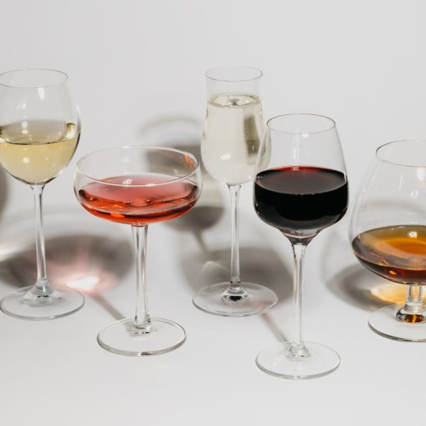 Kieliszki: od wina po drinki — klucz do prawdziwego delektowania się trunkami