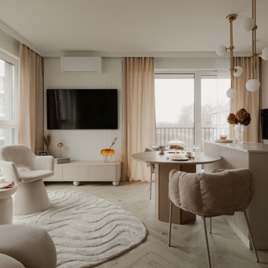 Minimalizm, kt&oacute;ry nie męczy. To gdyńskie mieszkanie to przykład mieszkania dla zapracowanych. Jest przytulnie!
