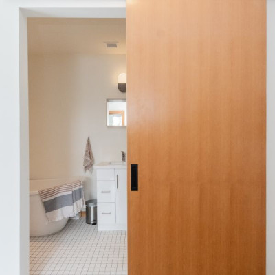 Drzwi przesuwne do łazienki – dobry czy zły pomysł?