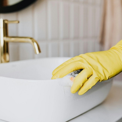 Przestała kupować chemię do łazienki. Jeden składnik z kuchni zastąpił jej wszystko