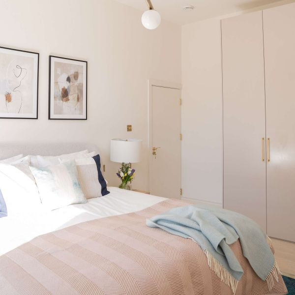 Aranżacja małej sypialni z szafą – 4 pomysły, które Cię zainspirują!