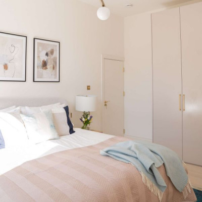 Aranżacja małej sypialni z szafą – 4 pomysły, które Cię zainspirują!