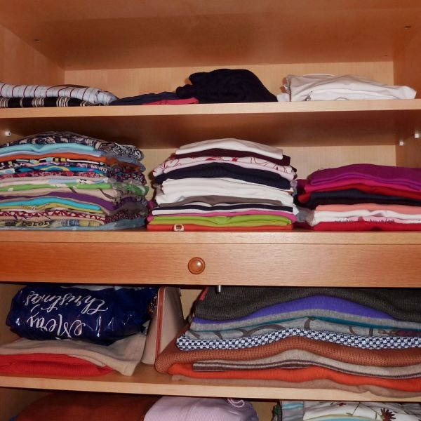 Jak układać ubrania w głębokiej szafie? Kluczowe zasady