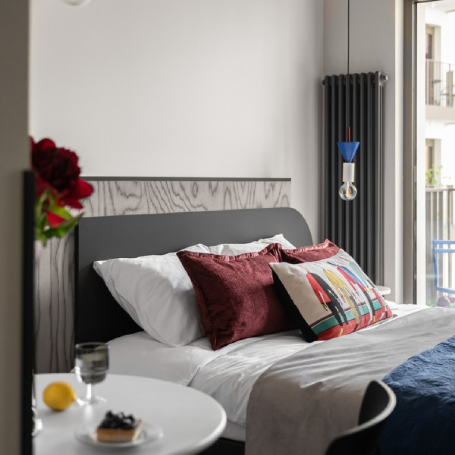 Małe wnętrze, wielka odwaga. Bordowy sufit i hotelowa logika w mikroapartamencie 20 m2 w Gdańsku