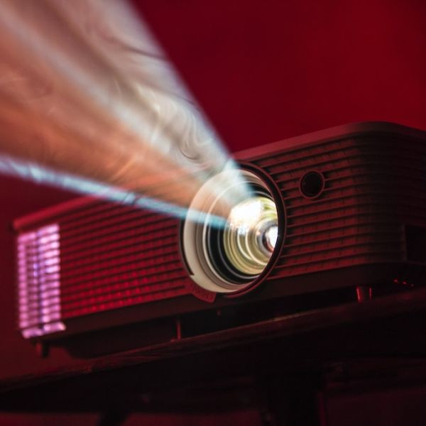 Czy warto kupić projektor zamiast telewizora?