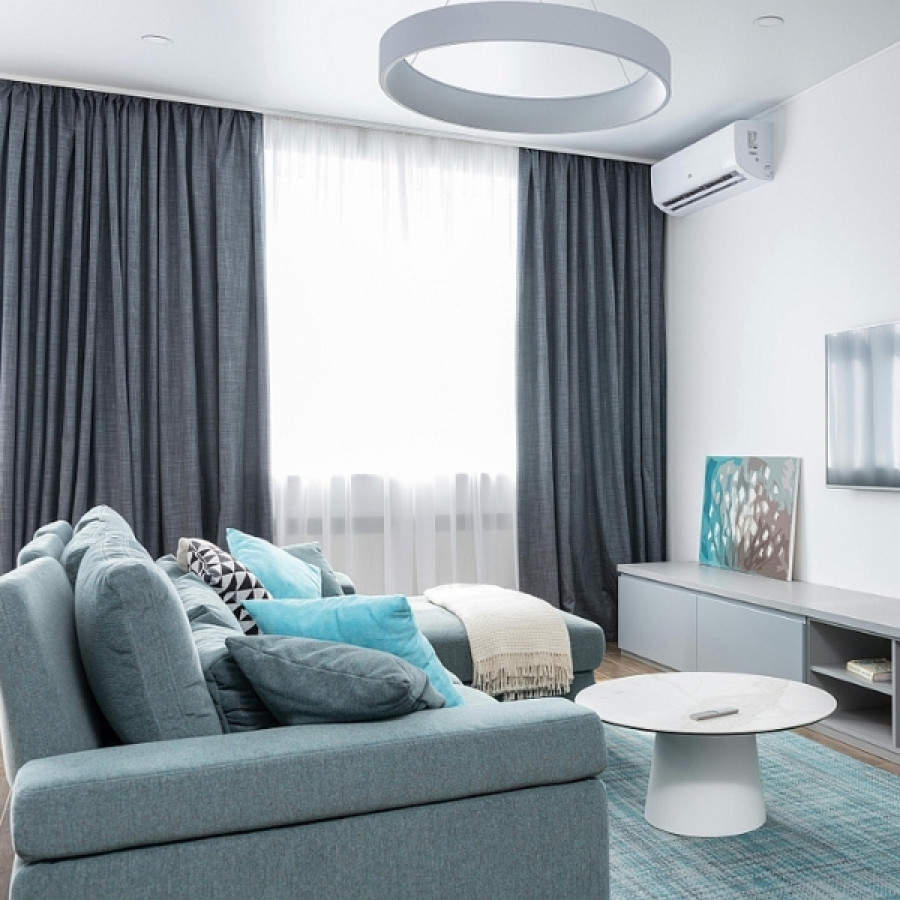 Mały salon 8 m2 urządzony tak, że wydaje się dwukrotnie większy. Sprawdzone triki architektki