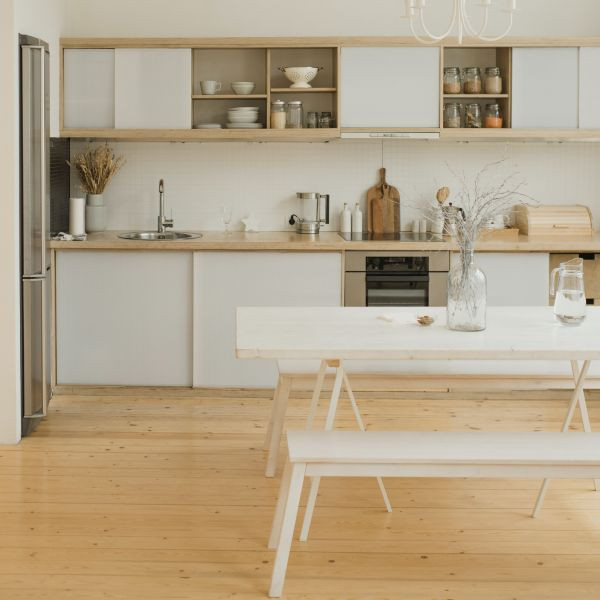 Biała kuchnia z drewnianym blatem – jaka podłoga? To 7 najlepszych możliwości