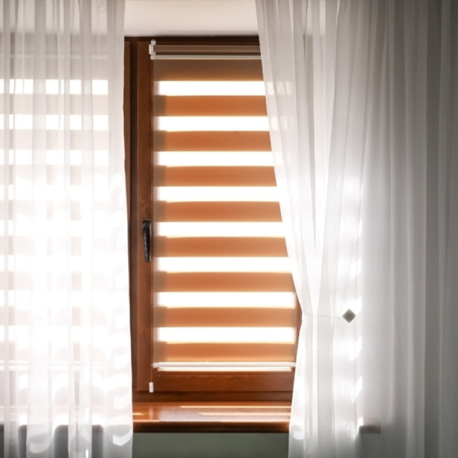 Roleta dzień-noc to nie zawsze dobry wyb&oacute;r. Szczeg&oacute;lnie w sypialni