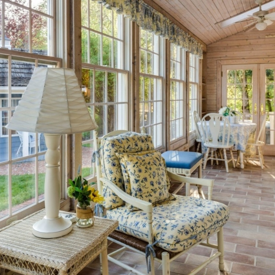 Architekci są w szoku. Styl, kt&oacute;ry uznali za pass&eacute;, zn&oacute;w kr&oacute;luje w salonach