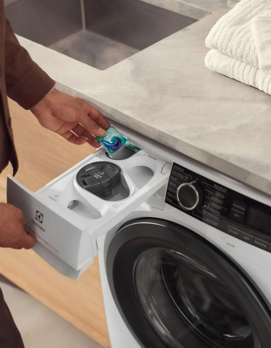 Mniej zagnieceń i odświeżone ubrania bez pełnego prania. Poznaj SteamRefresh w pralce Electrolux